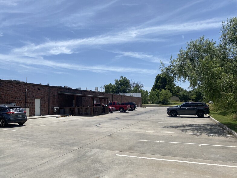 More Photos Of 501 S Harrah Rd, Harrah Storefront For Lease