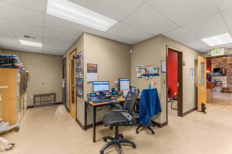 More Photos Of 10 N Chelan Ave, Wenatchee Veterinarian Kennel For Lease