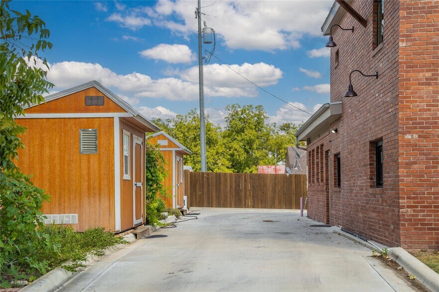 More Photos Of 301 E Brown St, San Saba Freestanding For Sale