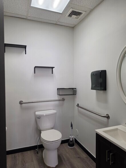 More Photos Of 117 Main St, East Islip Freestanding For Lease