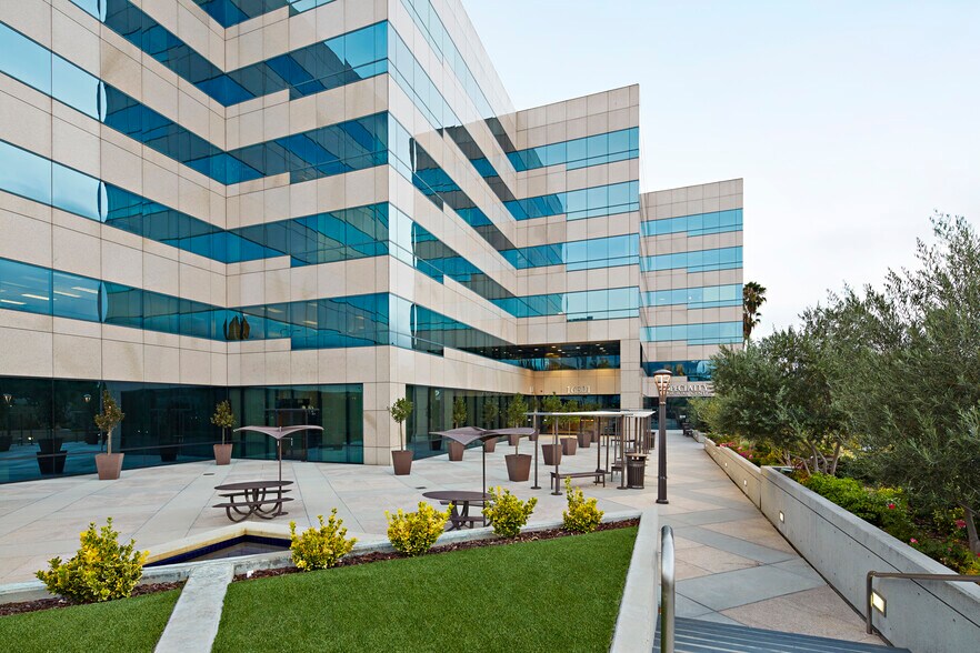 More Photos Of 16501 Ventura Blvd, Encino Office For Lease