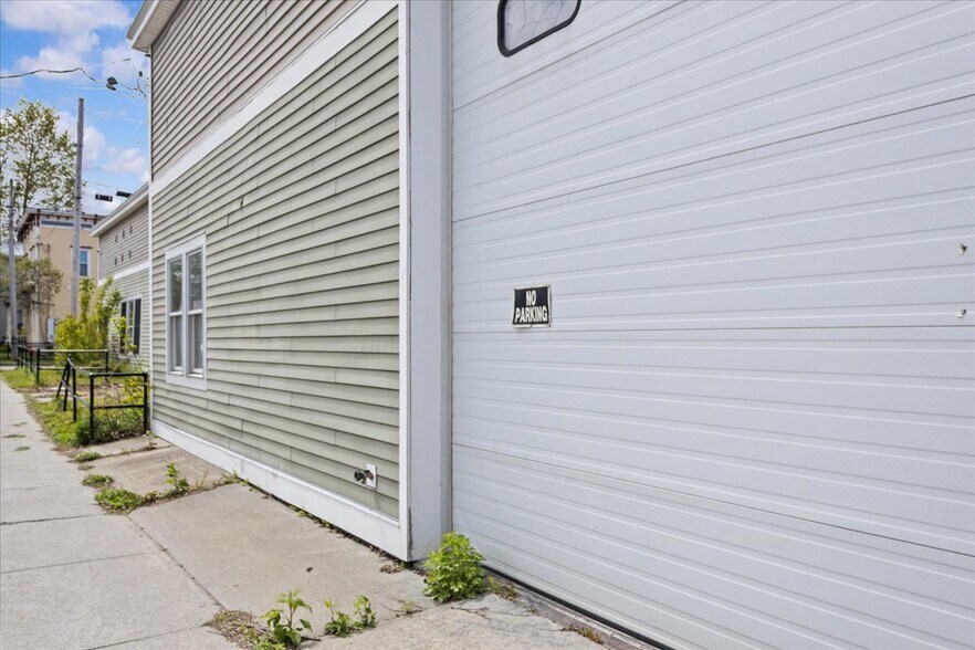 More Photos Of 21 Bright St, Burlington Freestanding For Sale