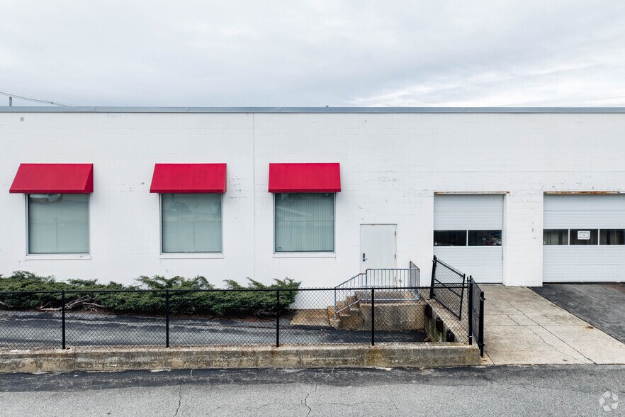 More Photos Of 230 Wood Rd, Braintree Freestanding For Sale