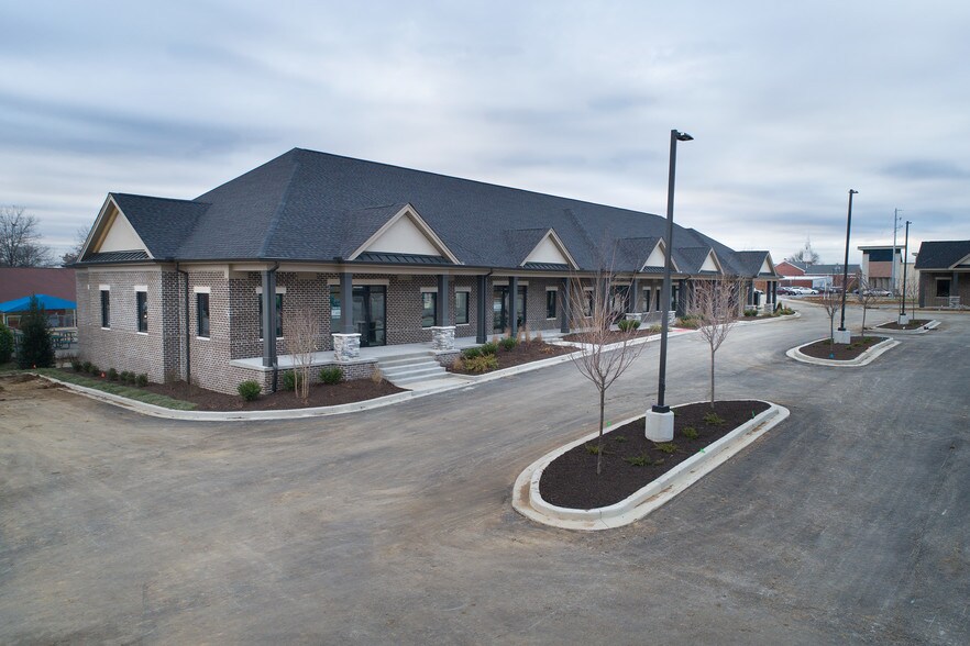 More Photos Of 132 Maple Row Blvd, Hendersonville Office For Lease