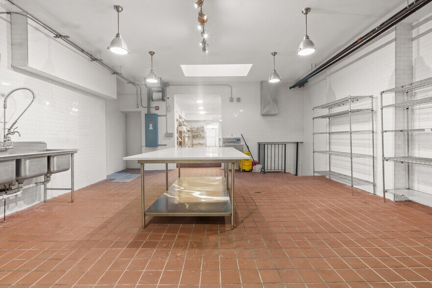 More Photos Of 1011 New York Ave, Union City Storefront Retail Residential For Lease