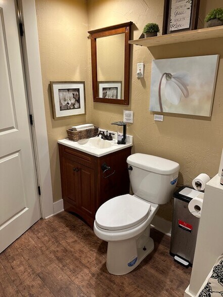 More Photos Of 390 NE Hostmark St, Poulsbo Office For Lease