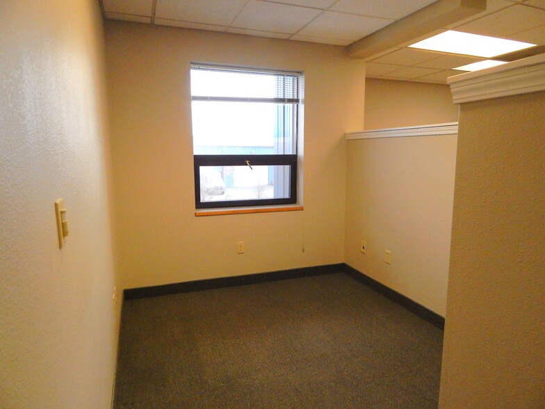 More Photos Of 2270 NW Aviation Dr, Roseburg Warehouse For Lease