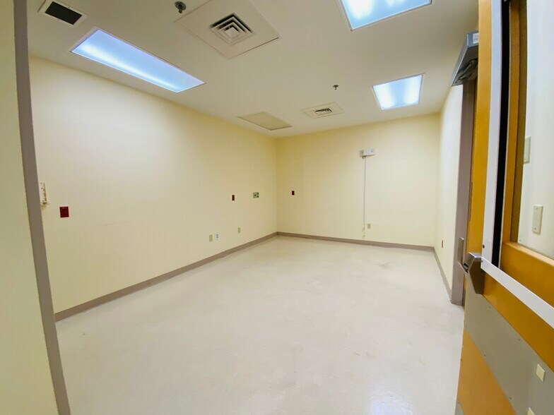 More Photos Of 404 Hall of Fame Dr, Lake City Medical For Lease