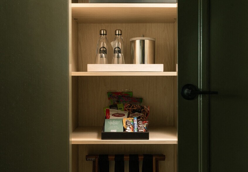 More Photos Of 527-537 State St, Santa Barbara Hotel For Lease