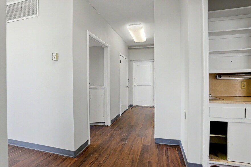More Photos Of 1601 N State St, Augusta Office For Sale