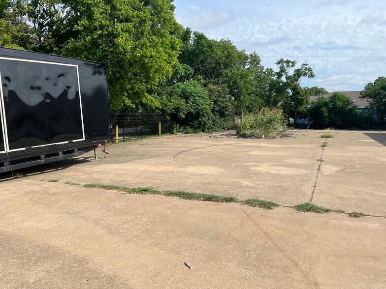 More Photos Of 223 W Danieldale Rd, Dallas Light Distribution For Sale