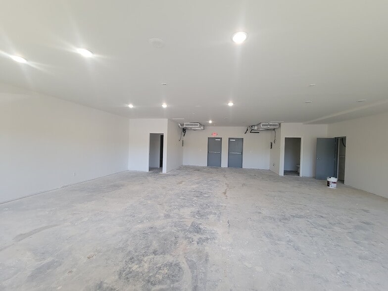 More Photos Of 16956 McGregor Blvd, Fort Myers Office For Sale