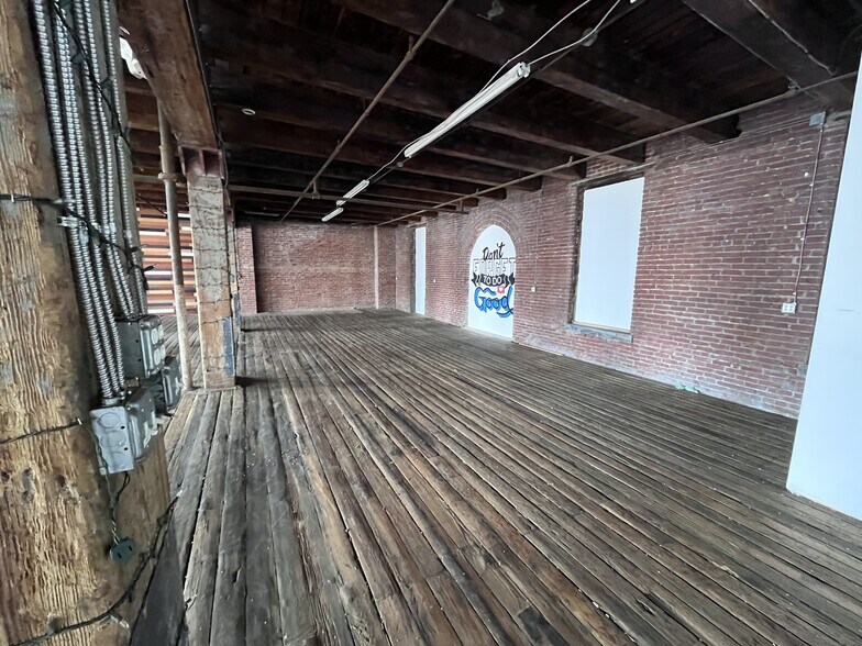 More Photos Of 1420 W 13th Ter, Kansas City Warehouse For Lease