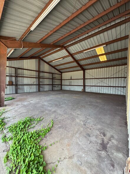 More Photos Of 2038 Saratoga Blvd, Corpus Christi Warehouse For Lease