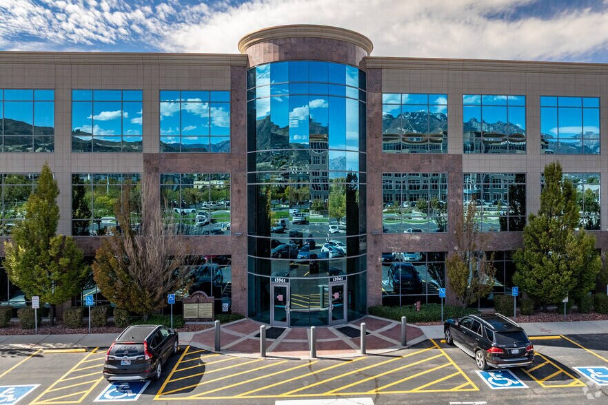 More Photos Of 13961 S Minuteman Dr, Draper Office For Lease