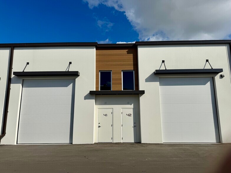 More Photos Of 5451 Communications Pky, Lakewood Ranch Showroom For Sale