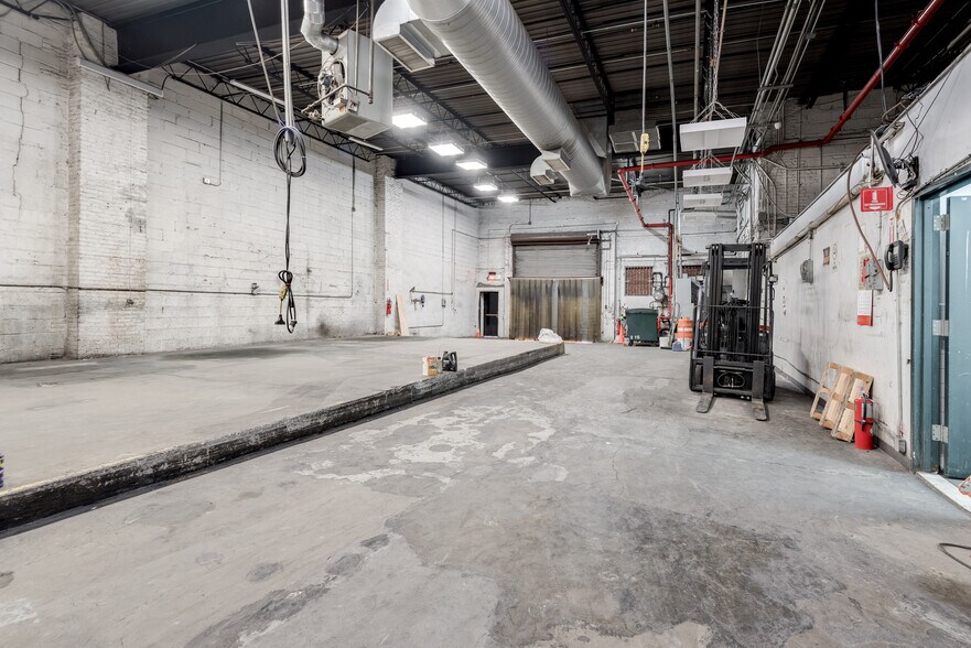 More Photos Of 305 Kent Ave, Brooklyn Warehouse For Lease