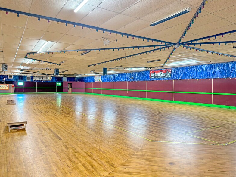 More Photos Of 18 Access Hwy, Caribou Sports And Entertainment For Sale