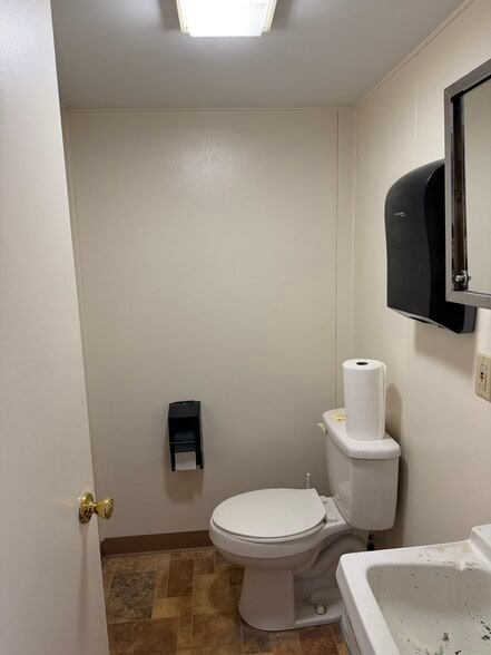 More Photos Of 104 Woodward Hill Rd, Edwardsville Office For Sale