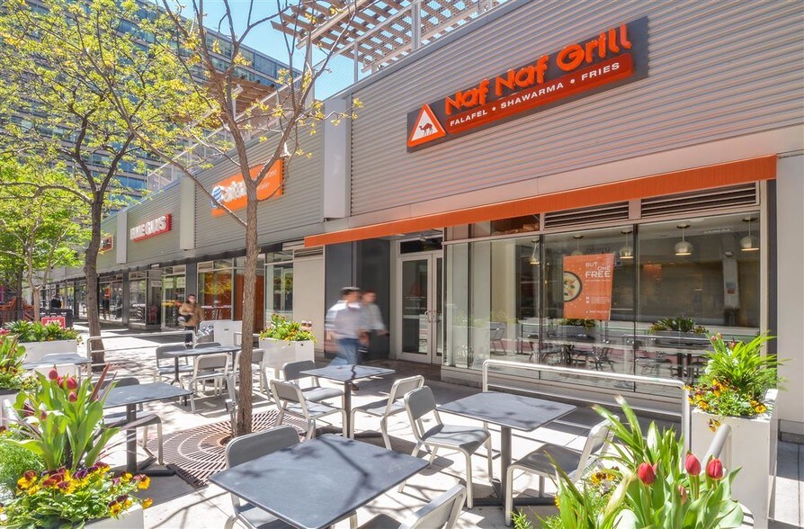 More Photos Of 555 W Madison St, Chicago Apartments For Lease