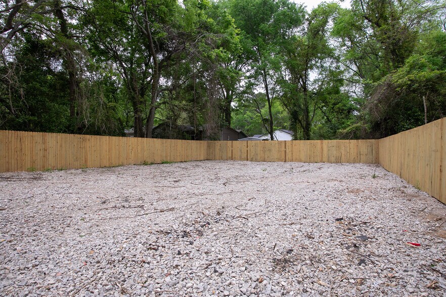More Photos Of 2410 Angeline St, Kilgore Freestanding For Lease