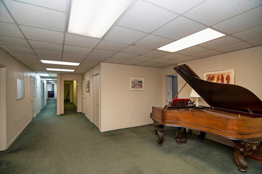 More Photos Of 207 S Heber St, Beckley Office For Sale