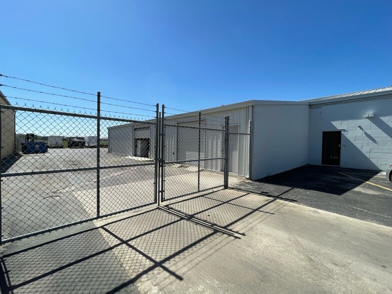 More Photos Of 2118 Mannix Dr, San Antonio Showroom For Sale