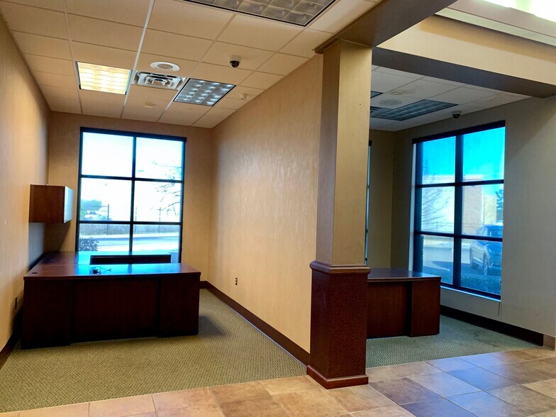 More Photos Of 139 Plaza Dr, Brandon Bank For Sale