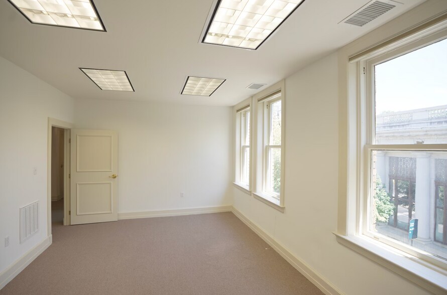More Photos Of 5 S Market St, Frederick Storefront Retail Office For Lease