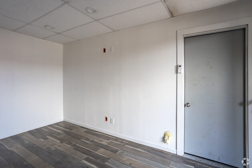 More Photos Of 1228 W Scyene Rd, Mesquite Unknown For Lease