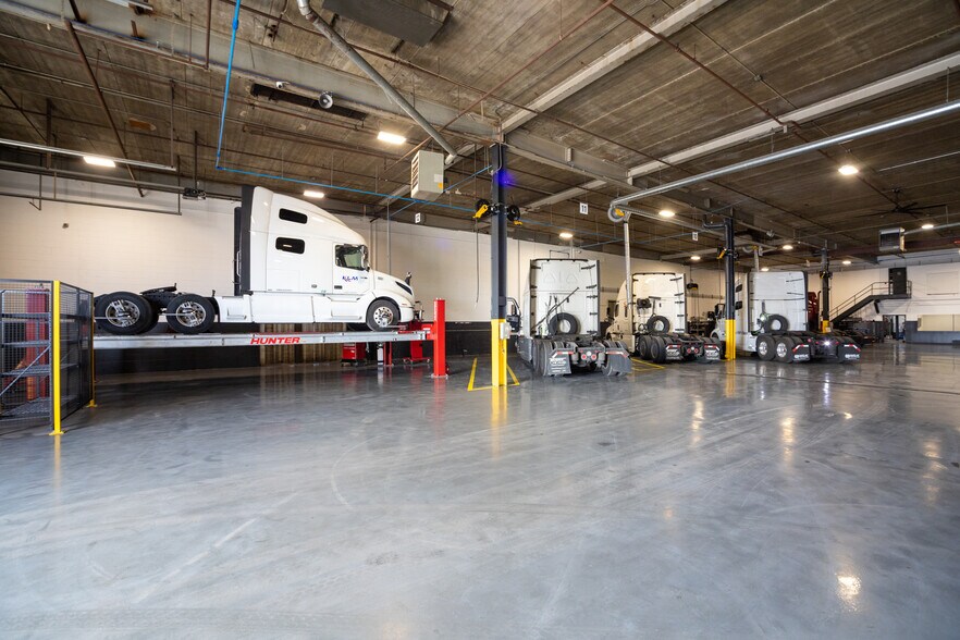 More Photos Of 6363 W 73rd St, Bedford Park Manufacturing For Lease