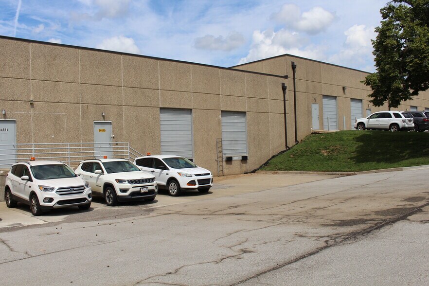 More Photos Of 14631-14651 W 95th St, Lenexa Light Distribution For Lease