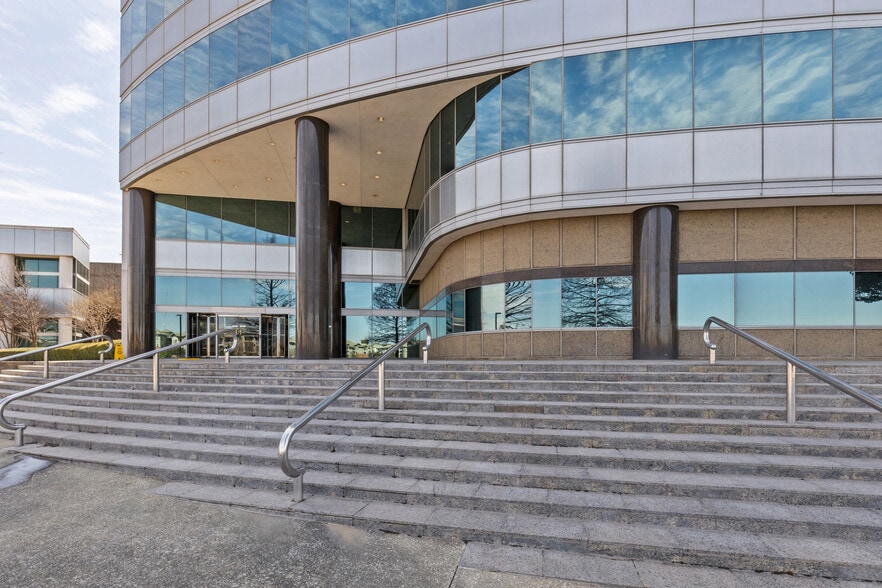 More Photos Of 600 E Las Colinas Blvd, Irving Office For Lease