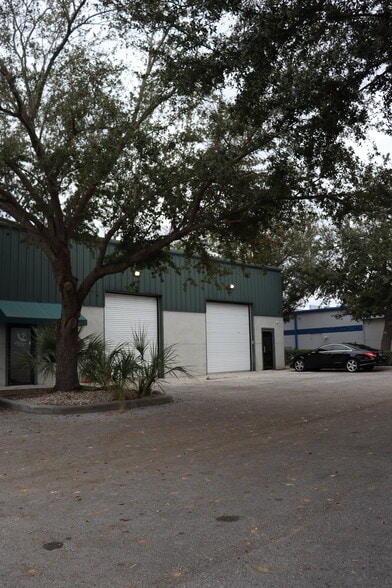 More Photos Of 6413 Pinecastle Blvd, Orlando Flex For Lease