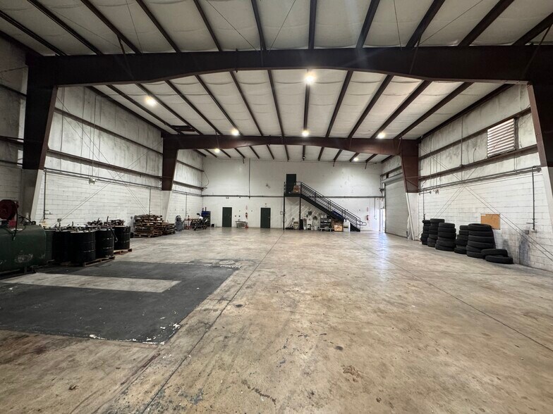 More Photos Of 5909 E Anno Ave, Orlando Auto Repair For Lease