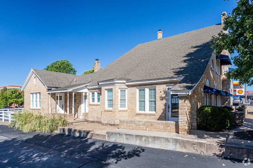 More Photos Of 355 N College Ave, Fayetteville Office Residential For Lease