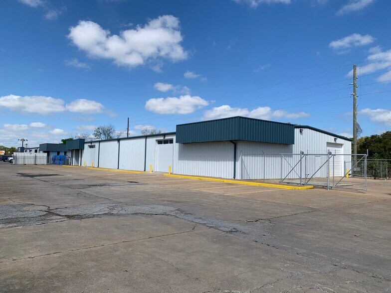 More Photos Of 15930 Cypress North Houston Rd, Cypress Warehouse For Lease
