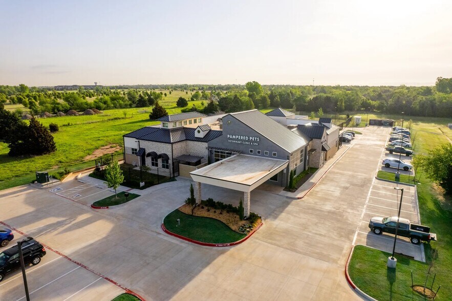 Primary Photo Of 2020 N Kelly Ave, Edmond Veterinarian Kennel For Sale