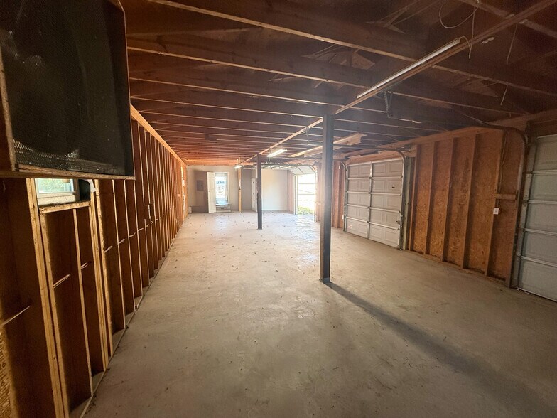 More Photos Of 2502 County Road 172, Round Rock Showroom For Lease