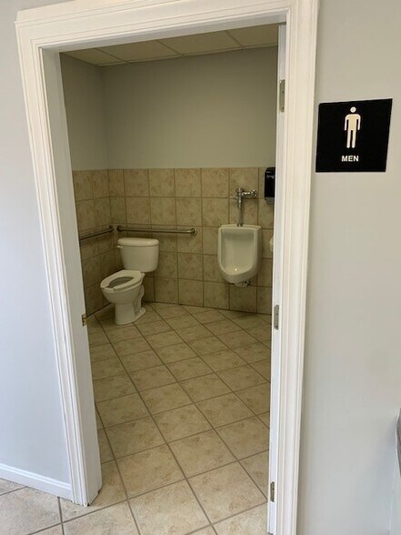 More Photos Of 3400 Claremont Ave, Evansville Warehouse For Sale