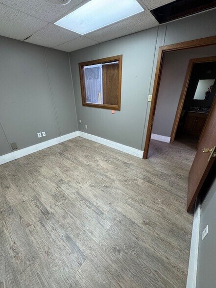 More Photos Of 2006 Kings Hwy, Snyder Service For Sale