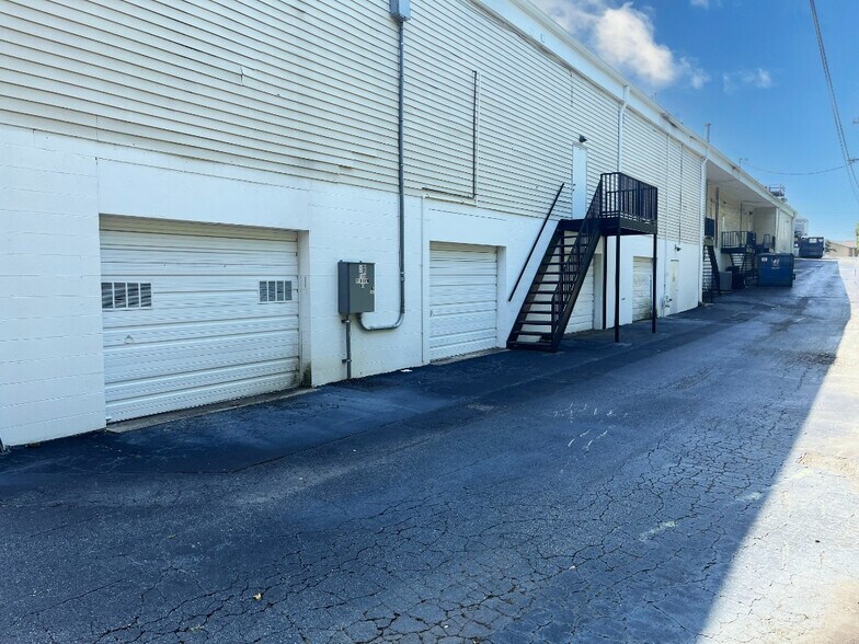 More Photos Of 115-1-115-26 Pelham Rd, Greenville Unknown For Lease