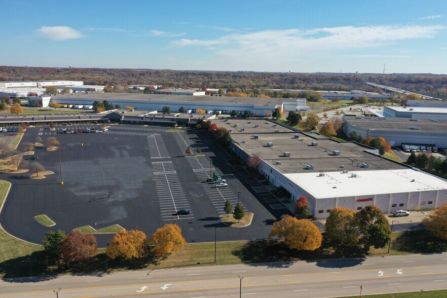 More Photos Of 400-440 Airport Rd, Elgin Warehouse For Lease
