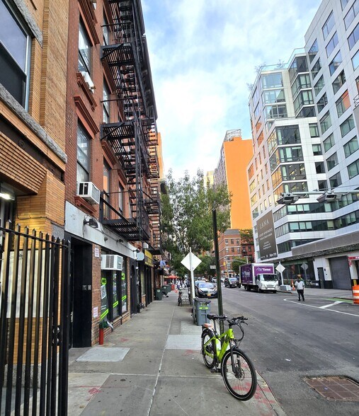 More Photos Of 411 W 39th St, New York Apartments For Lease