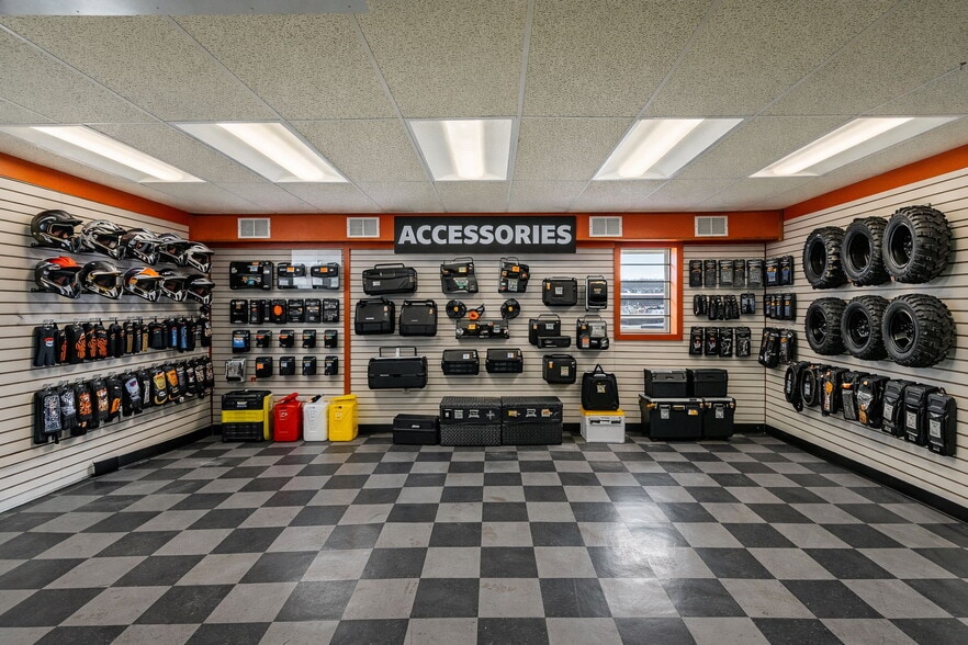 More Photos Of 476 N Main St, Clinton General Retail For Sale