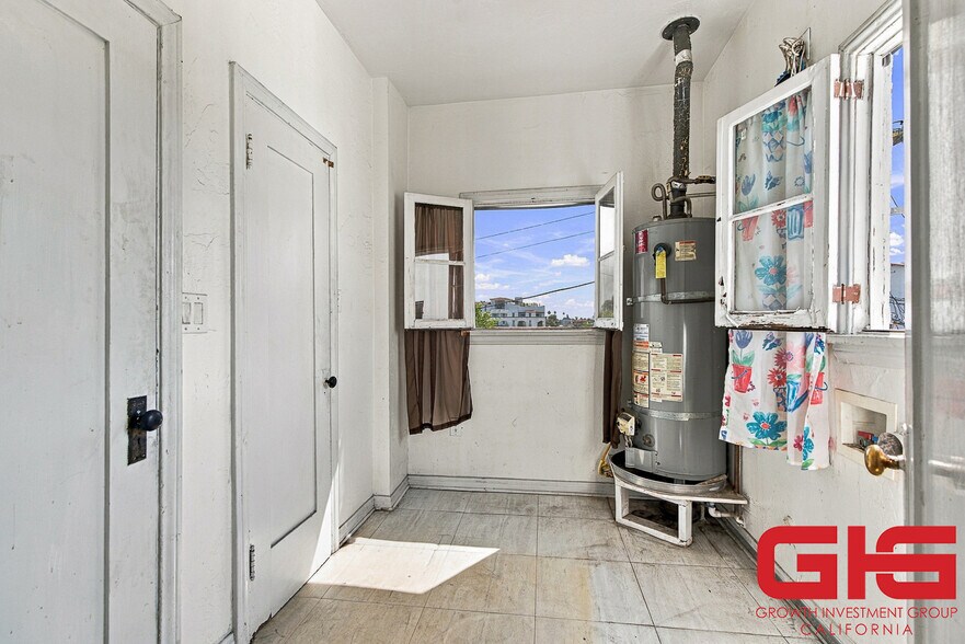 More Photos Of 1118 S Sycamore Ave, Los Angeles Apartments For Sale