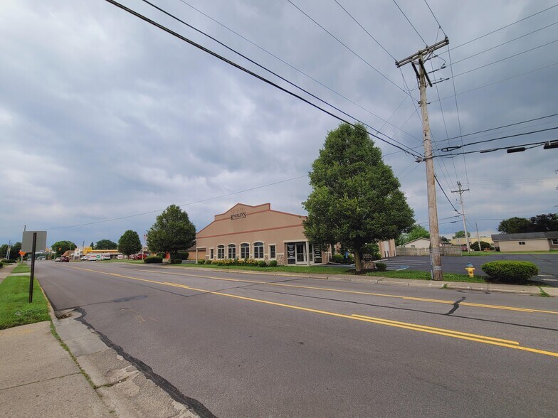 More Photos Of 869 W 2nd St, Xenia Showroom For Lease