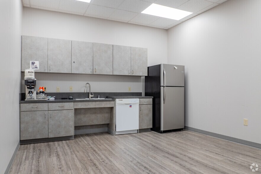 More Photos Of 1825 Lakeway Dr, Lewisville Unknown For Lease