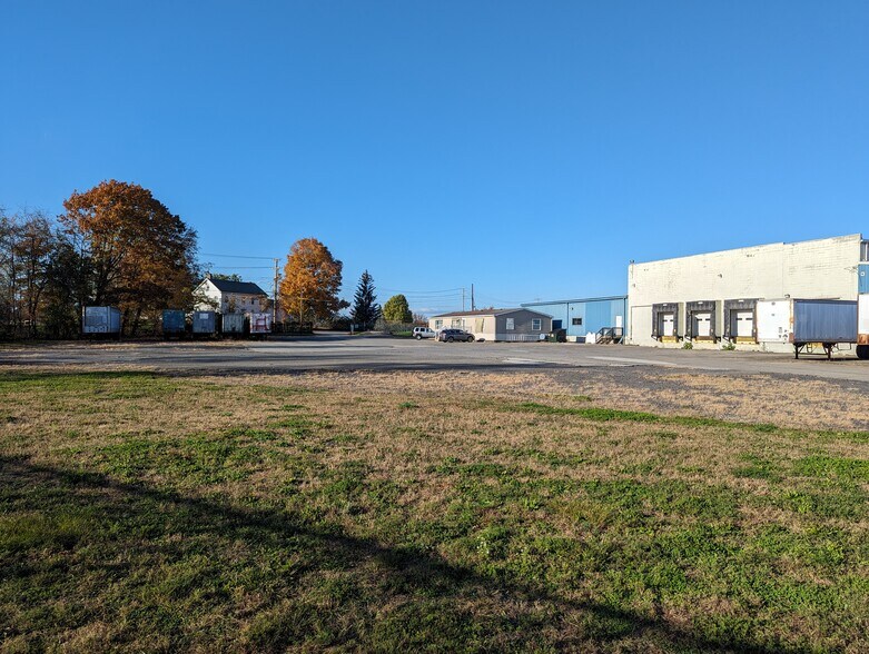 More Photos Of 5 Orchard Dr, Gardiner Warehouse For Lease