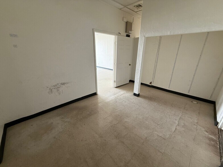 More Photos Of 1340-1360 N San Antonio Ave, Douglas Storefront For Lease